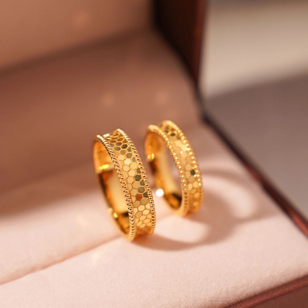 Women Accessories Dubai - خاتم قرص العسل بلون ذهبي نقي