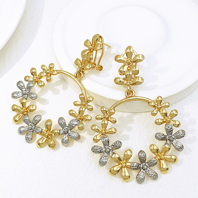 Women Accessories Dubai - أقراط نسائية كبيرة مطلية بالذهب عيار